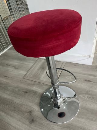 Taburete alto rojo y plateado