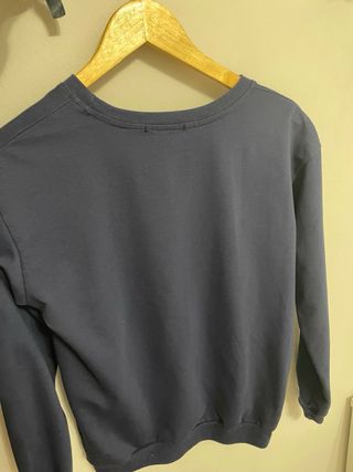 Jersey azul con pompones rosas