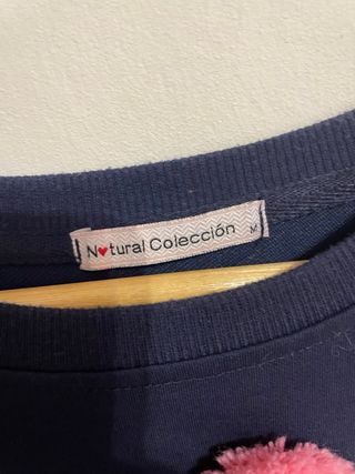 Jersey azul con pompones rosas