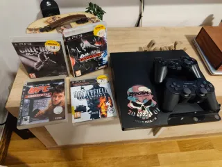 PlayStation 3 con 4 juegos y 2 mandos