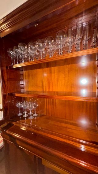 Vitrina de madera y cristal artesana