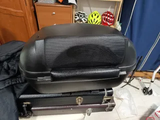 Baúl Cofre Moto 2 Cascos con Respaldo marca shad.