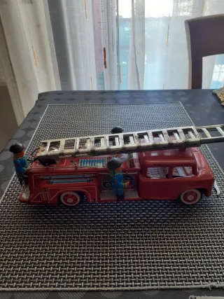 Camión bomberos antiguo con escalera