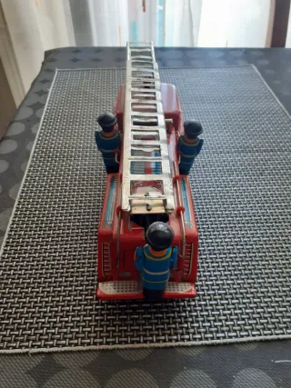 Camión bomberos antiguo con escalera