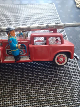 Camión bomberos antiguo con escalera