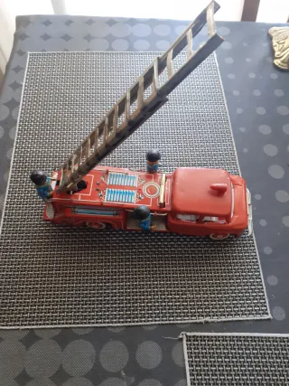 Camión bomberos antiguo con escalera