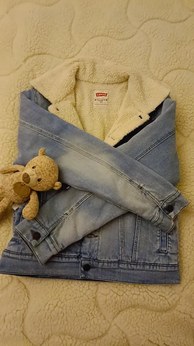 Cazadora vaquera con borreguito de la marca Levis.