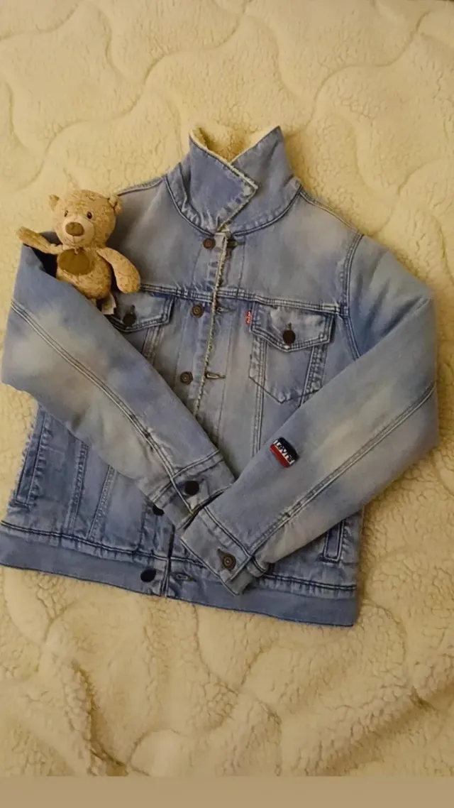 Cazadora vaquera con borreguito de la marca Levis.