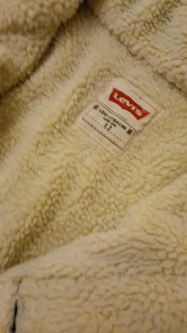 Cazadora vaquera con borreguito de la marca Levis.