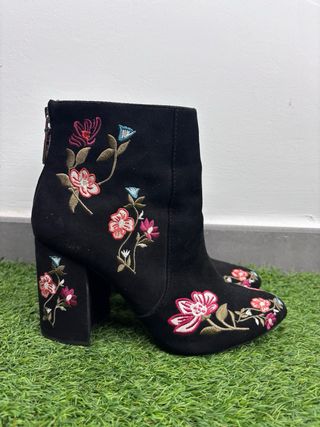 Botines Bershka bordados florales negros