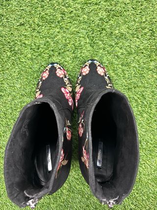Botines Bershka bordados florales negros