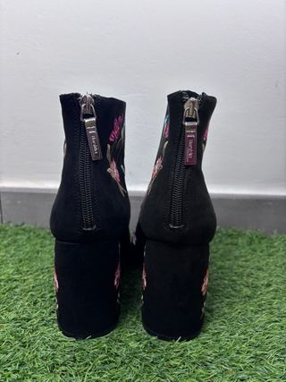 Botines Bershka bordados florales negros