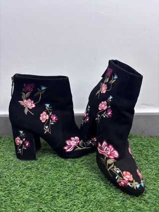 Botines Bershka bordados florales negros