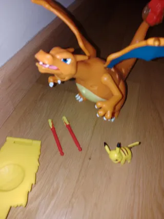 Figuras Pokémon Charizard y Pikachu
