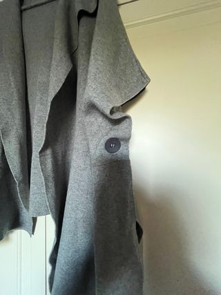 Abrigo tipo capa abierto gris con capucha