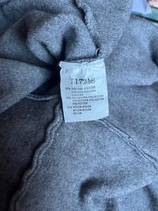 Abrigo tipo capa abierto gris con capucha