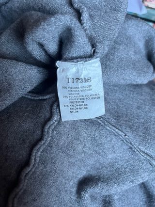 Abrigo tipo capa abierto gris con capucha