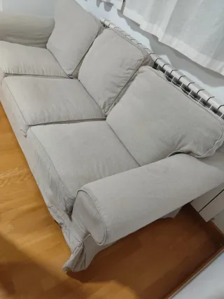 Sofá beige de ikea