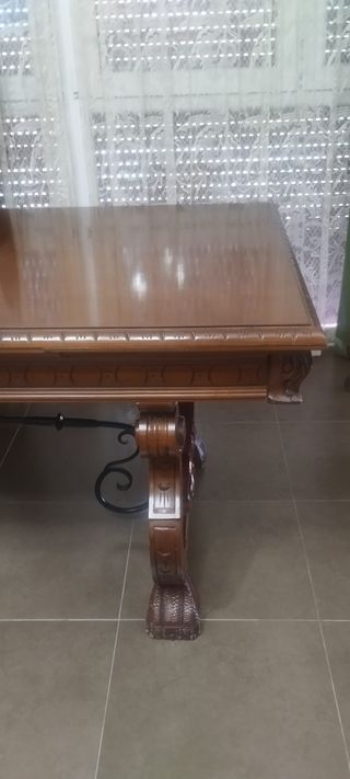 Mesa de madera maciza con detalles metálicos