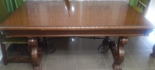 Mesa de madera maciza con detalles metálicos