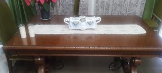 Mesa de madera maciza con detalles metálicos