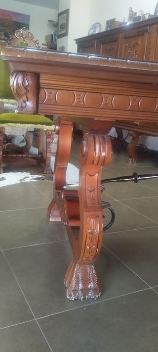 Mesa de madera maciza con detalles metálicos