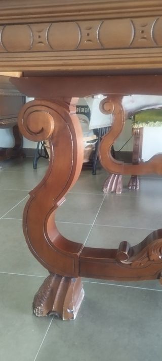 Mesa de madera maciza con detalles metálicos