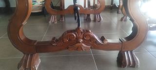 Mesa de madera maciza con detalles metálicos