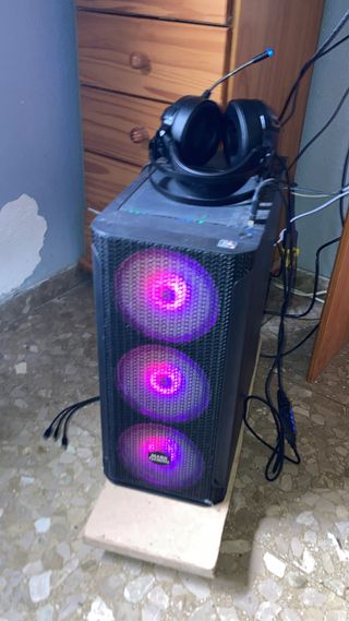 PC Gaming Negra con Luces LED Moradas