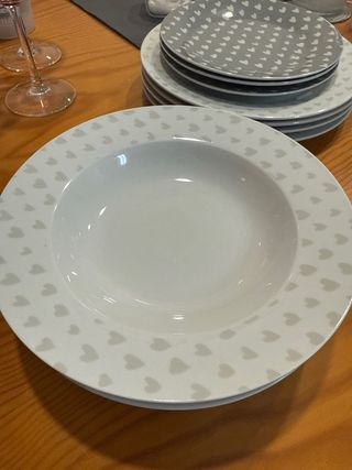 Juego de platos con corazones grises Dos copas