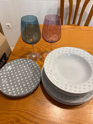 Juego de platos con corazones grises Dos copas