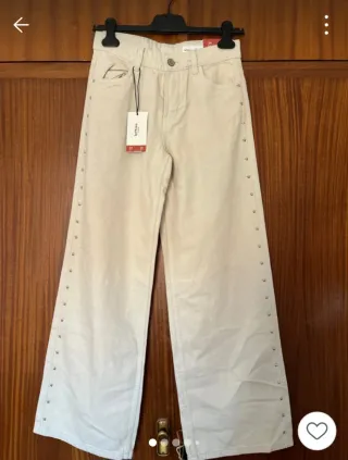 Pantalón blanco con tachuelas plateadas