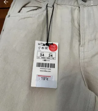 Pantalón blanco con tachuelas plateadas