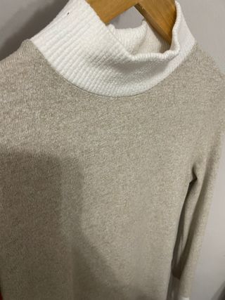 Jersey cuello alto beige y blanco