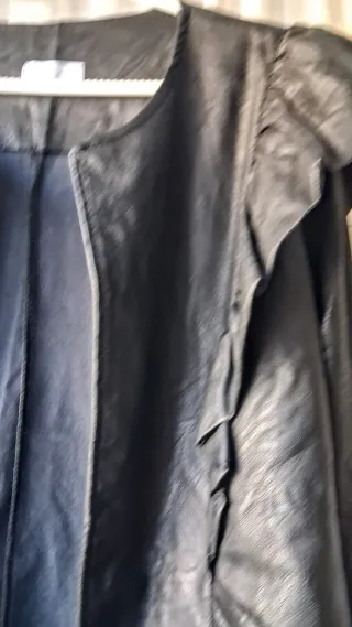 Chaqueta cuero sintético con volantes