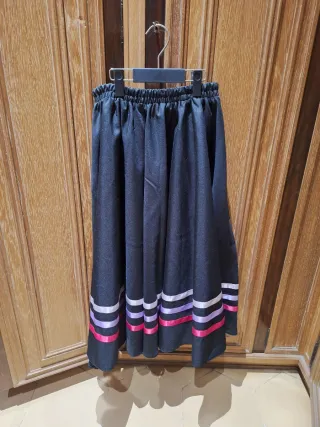 Falda de danza de carácter negra con cintas.