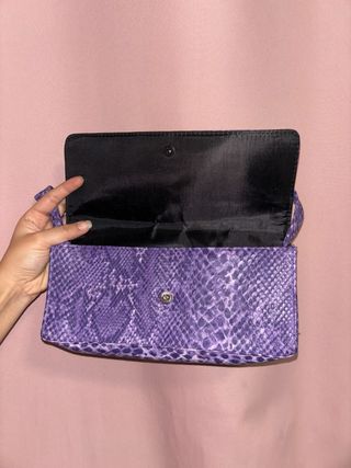 Bolso lila efecto piel de serpiente