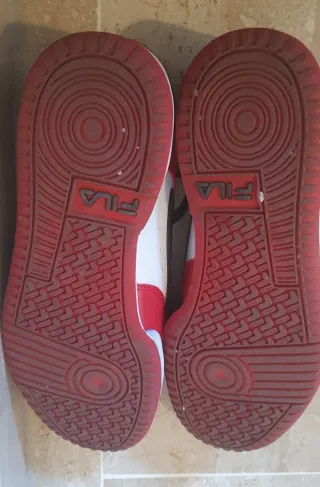 Zapatillas Fila Rojas y Blancas