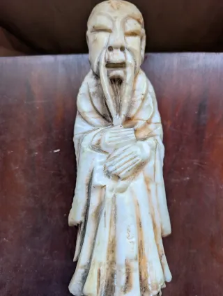 Figura hombre sabio mármol