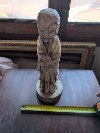 Figura hombre sabio mármol