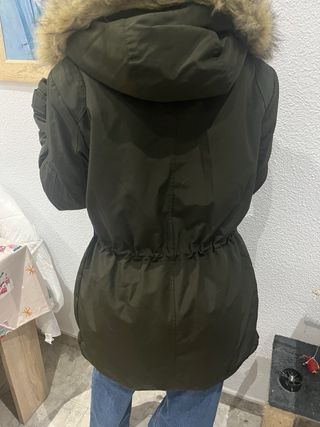 Chaqueta verde militar con capucha