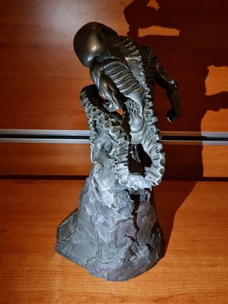 Statua alieno in metallo