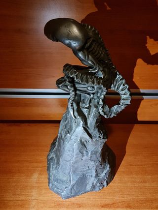 Statua alieno in metallo