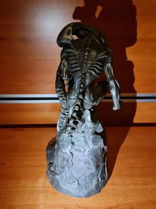 Statua alieno in metallo