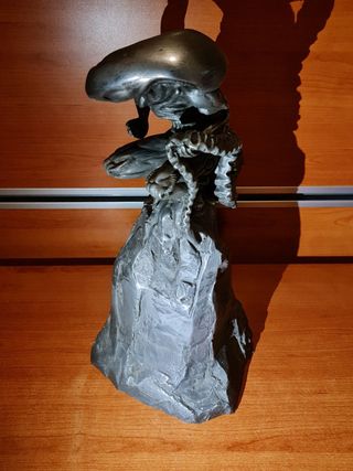 Statua alieno in metallo