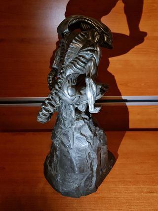 Statua alieno in metallo