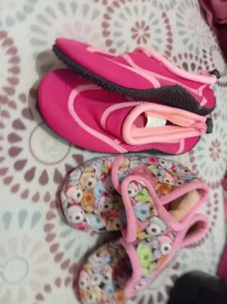 Zapatos de agua rosas y multicolor