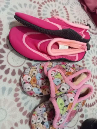 Zapatos de agua rosas y multicolor