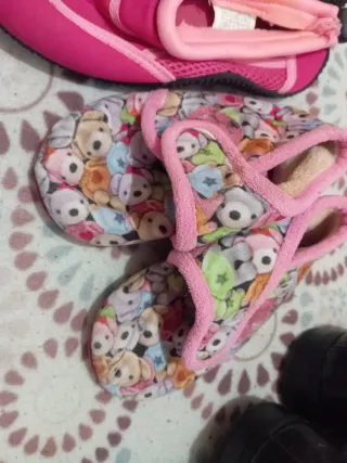 Zapatos de agua rosas y multicolor