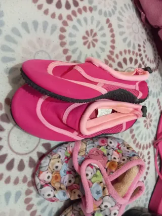 Zapatos de agua rosas y multicolor